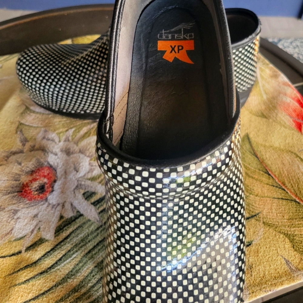 Dansko XP Black White Checkered Clogs Size 40 - Picture 2 of 4